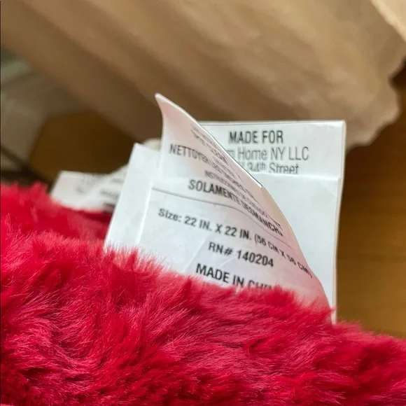 Set of 2 Luxurious Plush Red Faux Fur Throw Pillows🏡NWT! - Picture 7 of 10